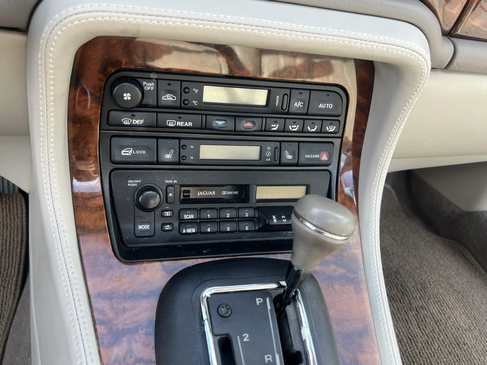 1995 Jaguar X300 XJ - Image 10 of 24