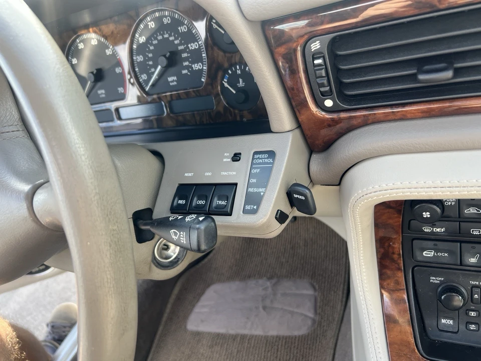 1995 Jaguar X300 XJ - Image 12 of 24