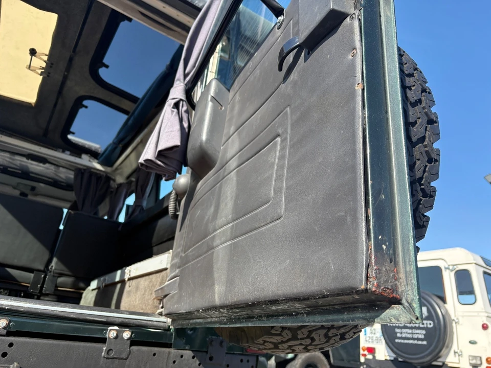 1995 Land Rover Defender 110 - Image 17 of 21