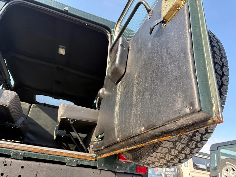 1995 Land Rover Defender 110 - Image 9 of 21