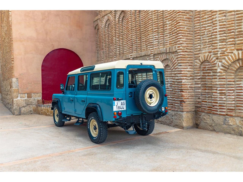 1995 Land Rover Defender 110 - Image 2 of 31