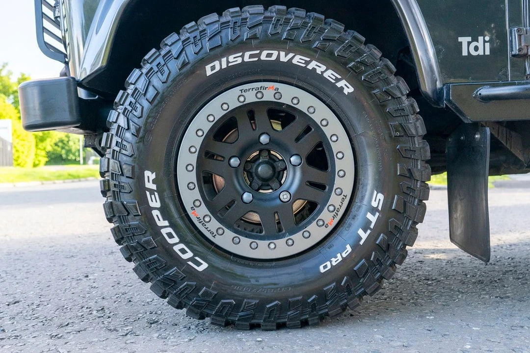 1995 Land Rover Defender 110 - Image 17 of 30