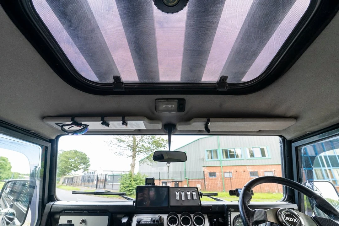 1995 Land Rover Defender 110 - Image 24 of 30