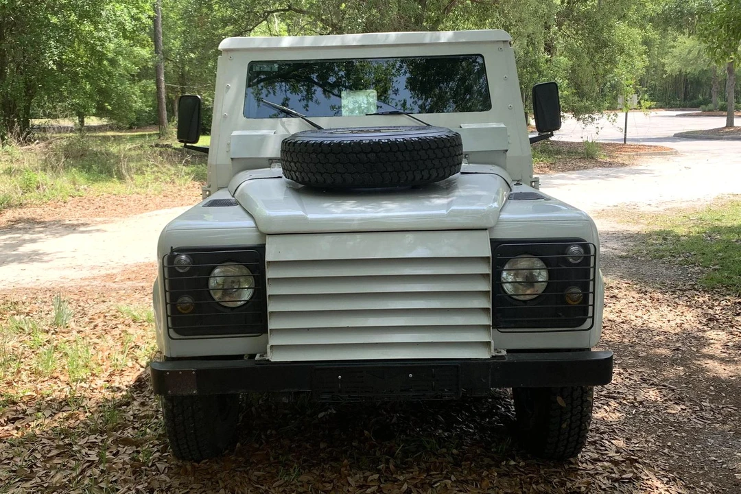 1995 Land Rover Defender 110 - Image 2 of 31