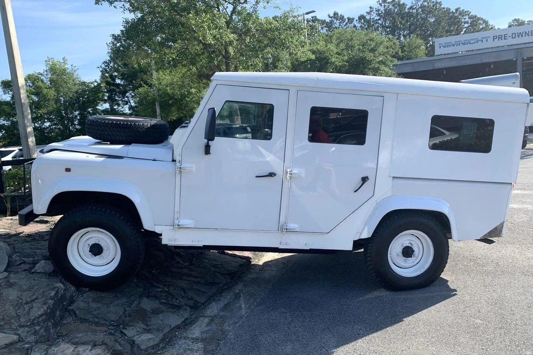 1995 Land Rover Defender 110 - Image 10 of 31