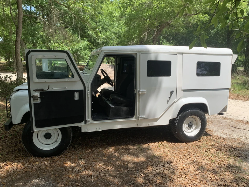 1995 Land Rover Defender 110 - Image 9 of 31