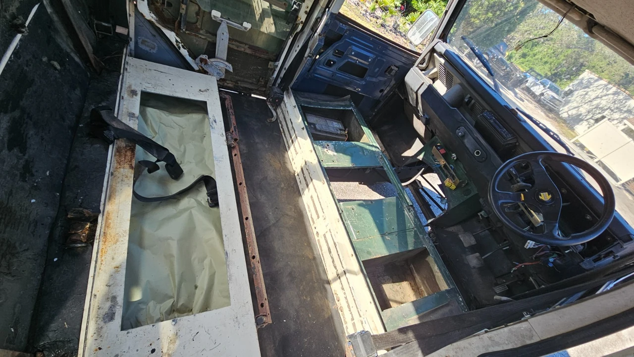 1995 Land Rover Defender 130 - Image 7 of 14