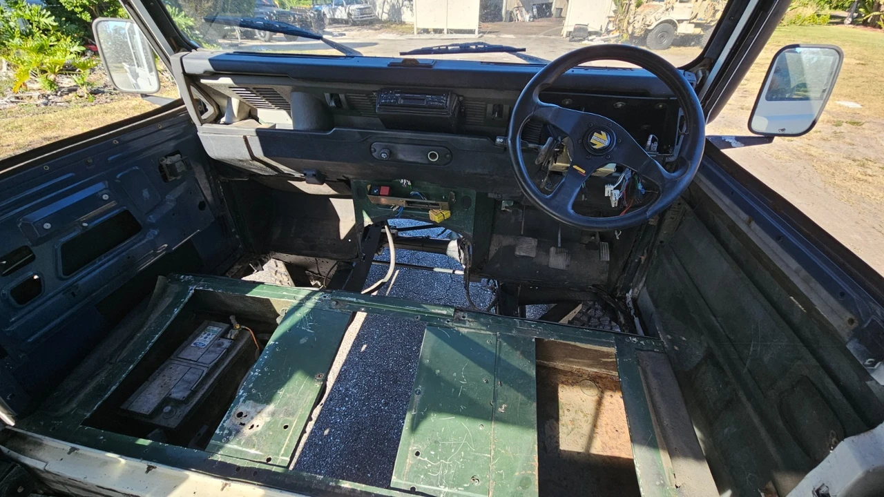 1995 Land Rover Defender 130 - Image 6 of 14