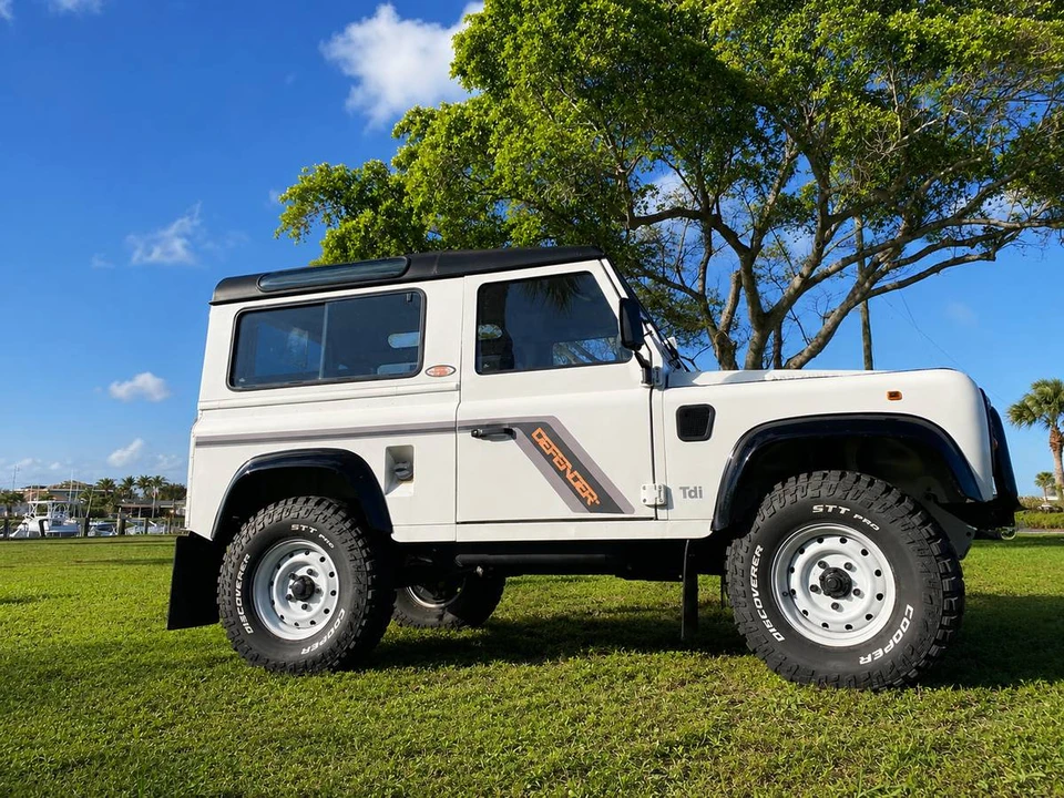 1995 Land Rover Defender 90 - Image 2 of 24