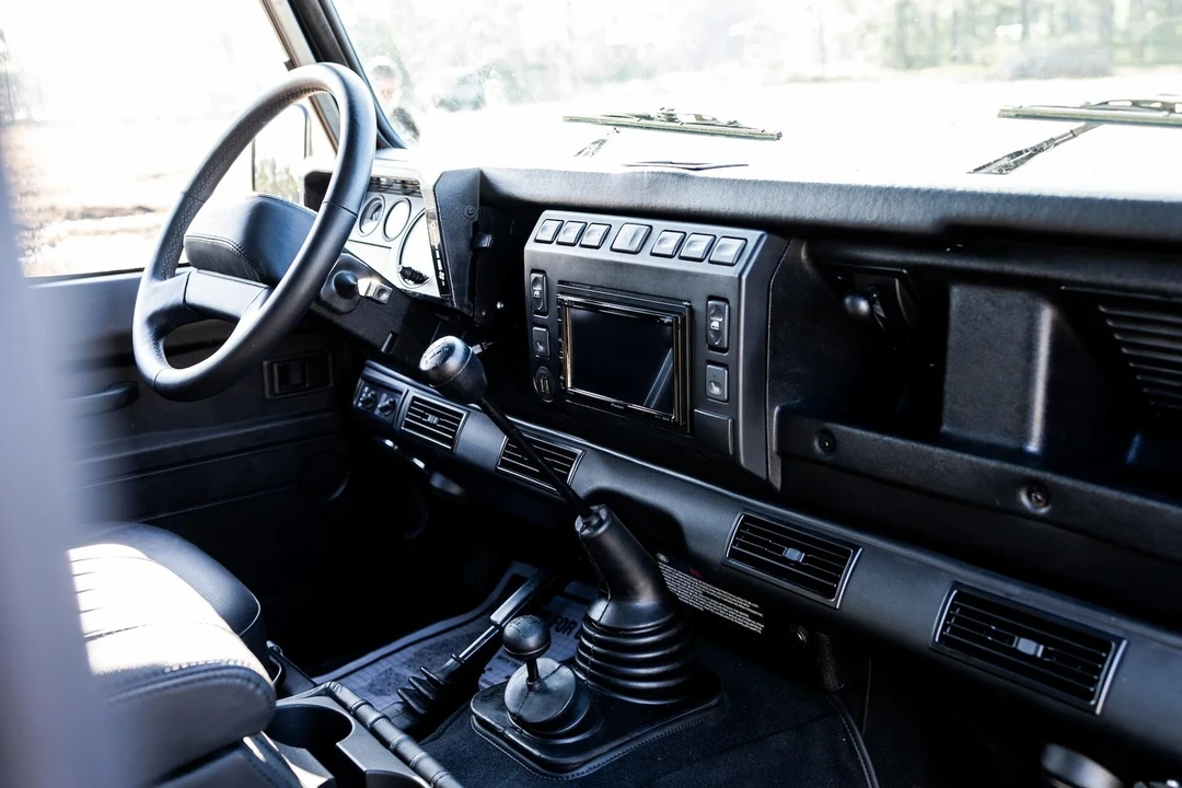 1995 Land Rover Defender 110 - Image 7 of 21
