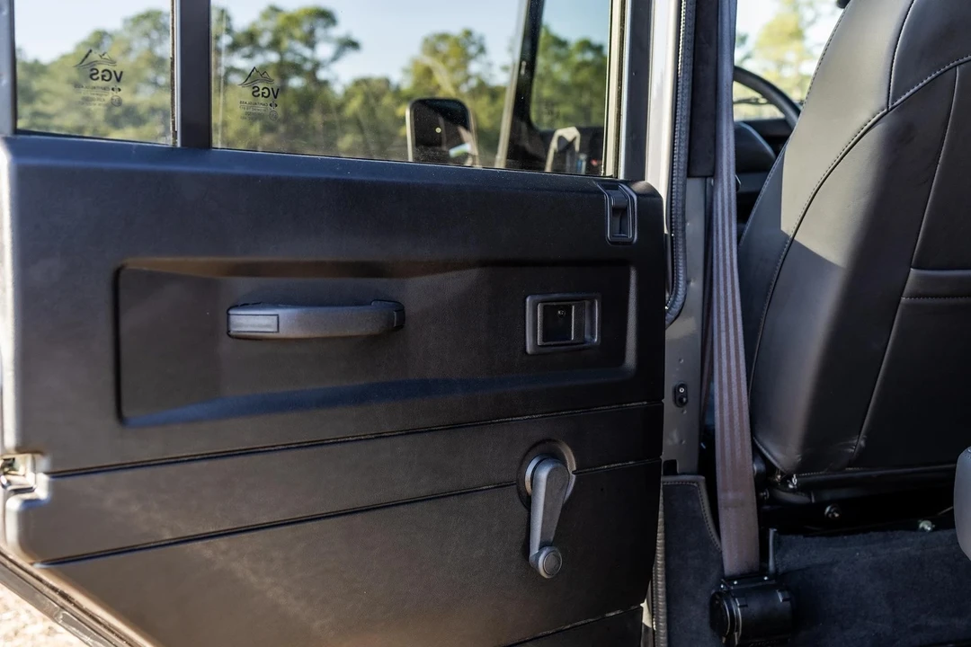 1995 Land Rover Defender 110 - Image 11 of 21