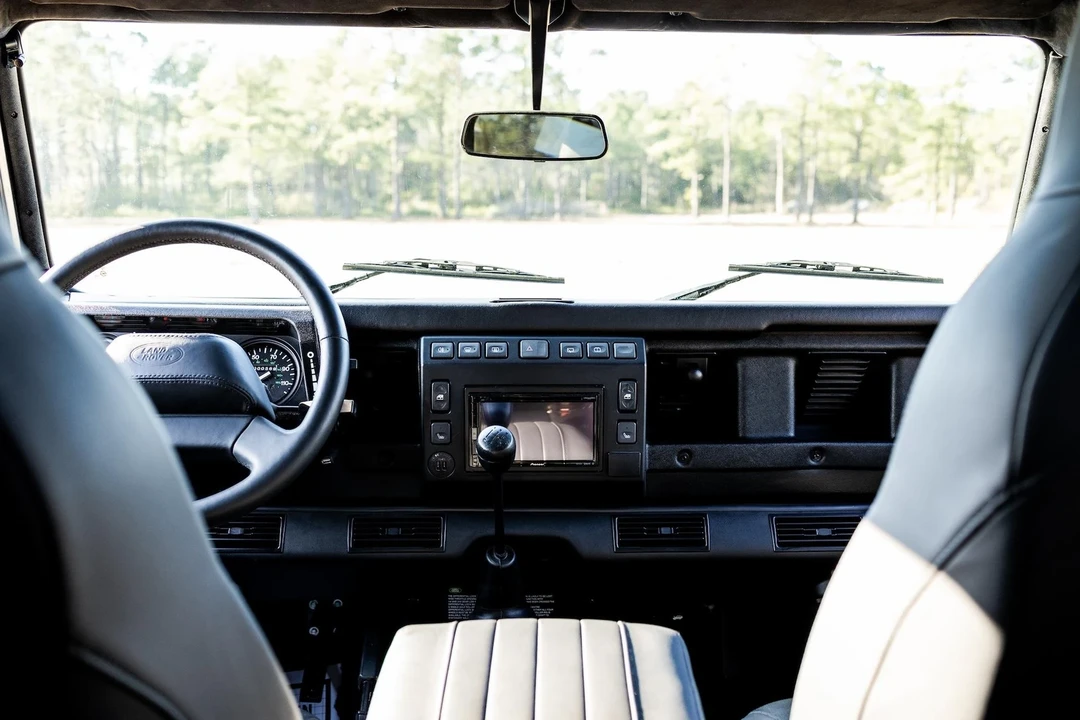 1995 Land Rover Defender 110 - Image 10 of 21