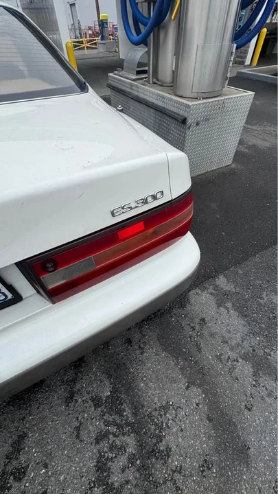 1995 Lexus ES 1st Gen - Image 11 of 13