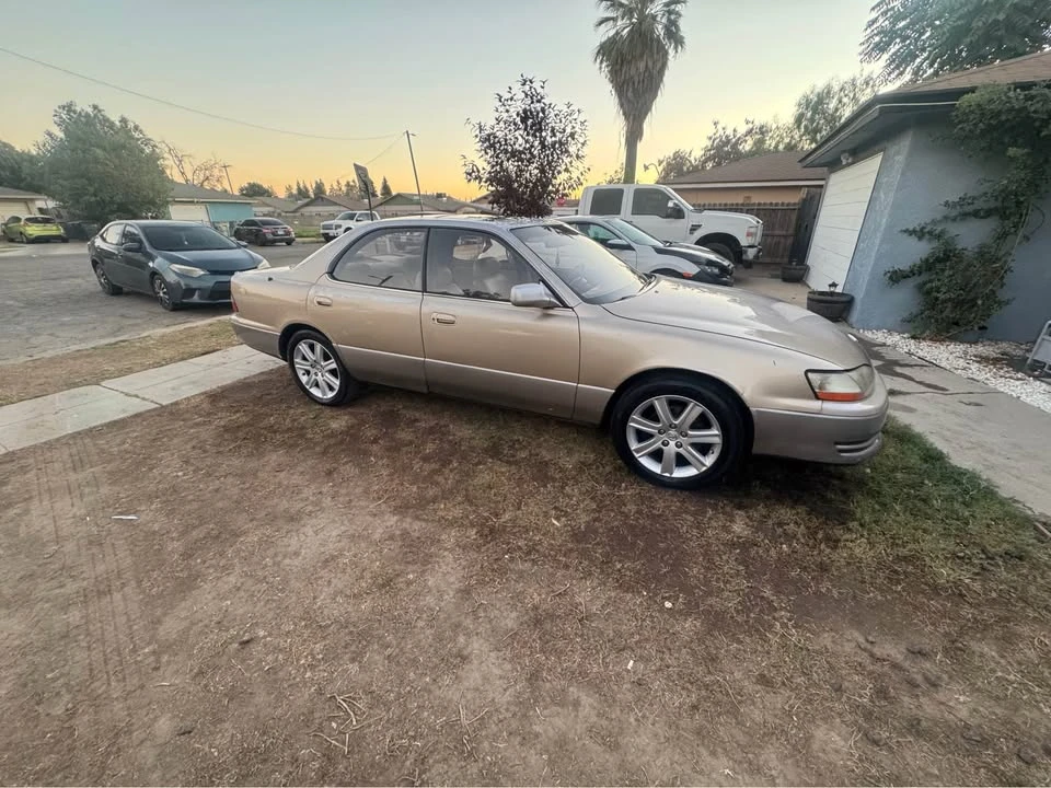 1995 Lexus ES 2nd Gen - Image 2 of 3