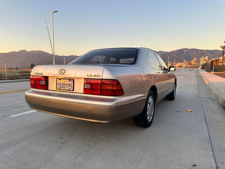 1995 Lexus LS 2nd Gen - Image 19 of 31