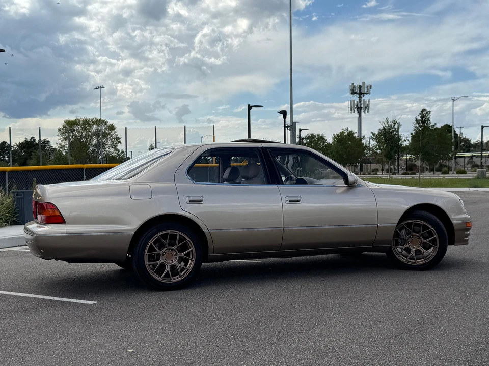 1995 Lexus LS 2nd Gen - Image 17 of 31
