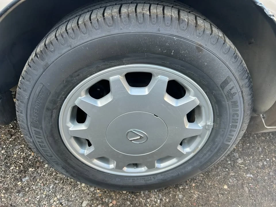 1995 Lexus LS 2nd Gen - Image 8 of 16
