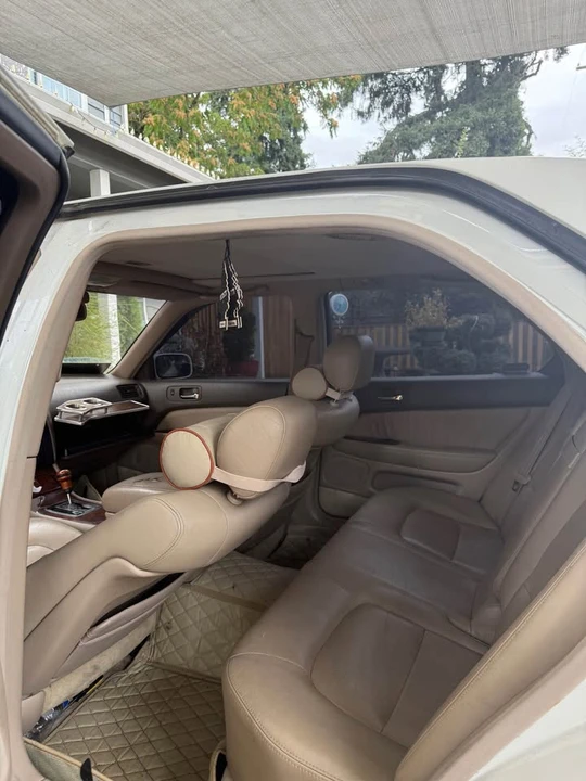 1995 Lexus LS 2nd Gen - Image 11 of 13