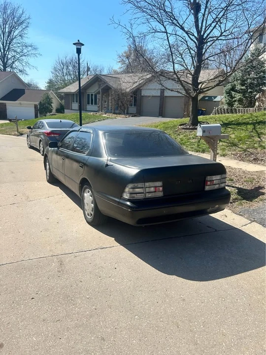1995 Lexus LS 2nd Gen - Image 3 of 8