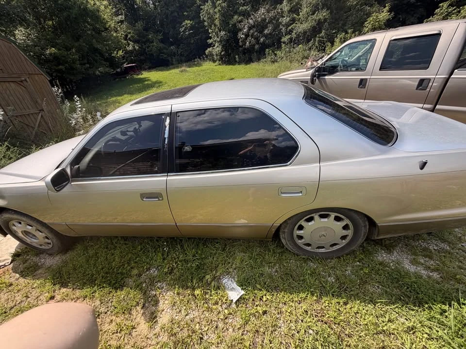 1995 Lexus LS 2nd Gen - Image 3 of 12