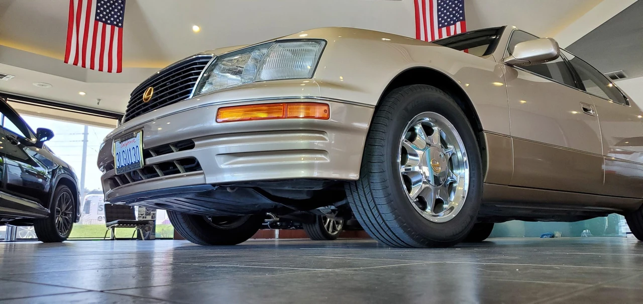 1995 Lexus LS 2nd Gen - Image 22 of 31