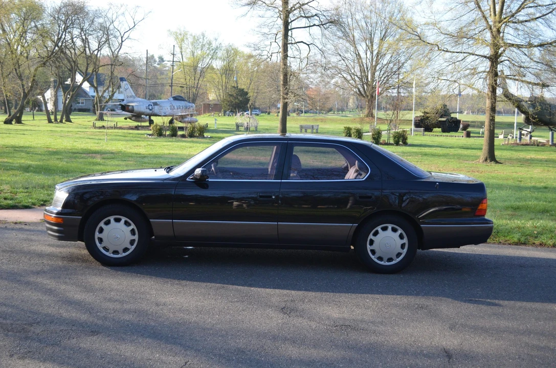 1995 Lexus LS 2nd Gen - Image 17 of 31