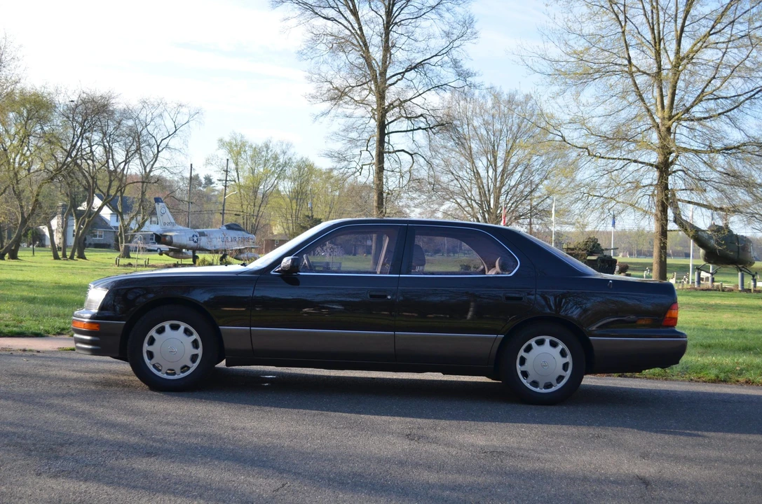 1995 Lexus LS 2nd Gen - Image 11 of 31