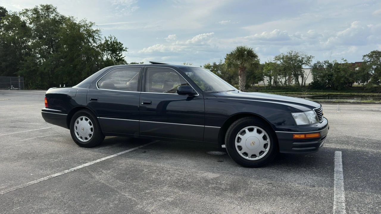 1995 Lexus LS 2nd Gen - Image 19 of 31