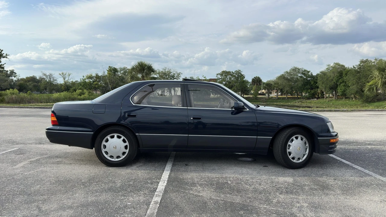 1995 Lexus LS 2nd Gen - Image 18 of 31