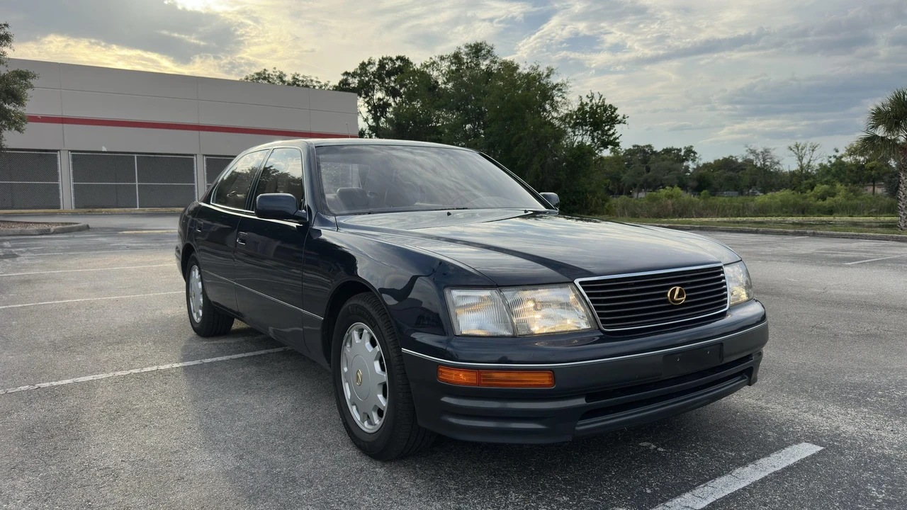 1995 Lexus LS 2nd Gen - Image 23 of 31
