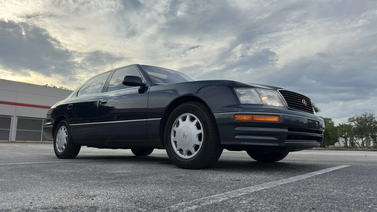 1995 Lexus LS 2nd Gen - Image 21 of 31