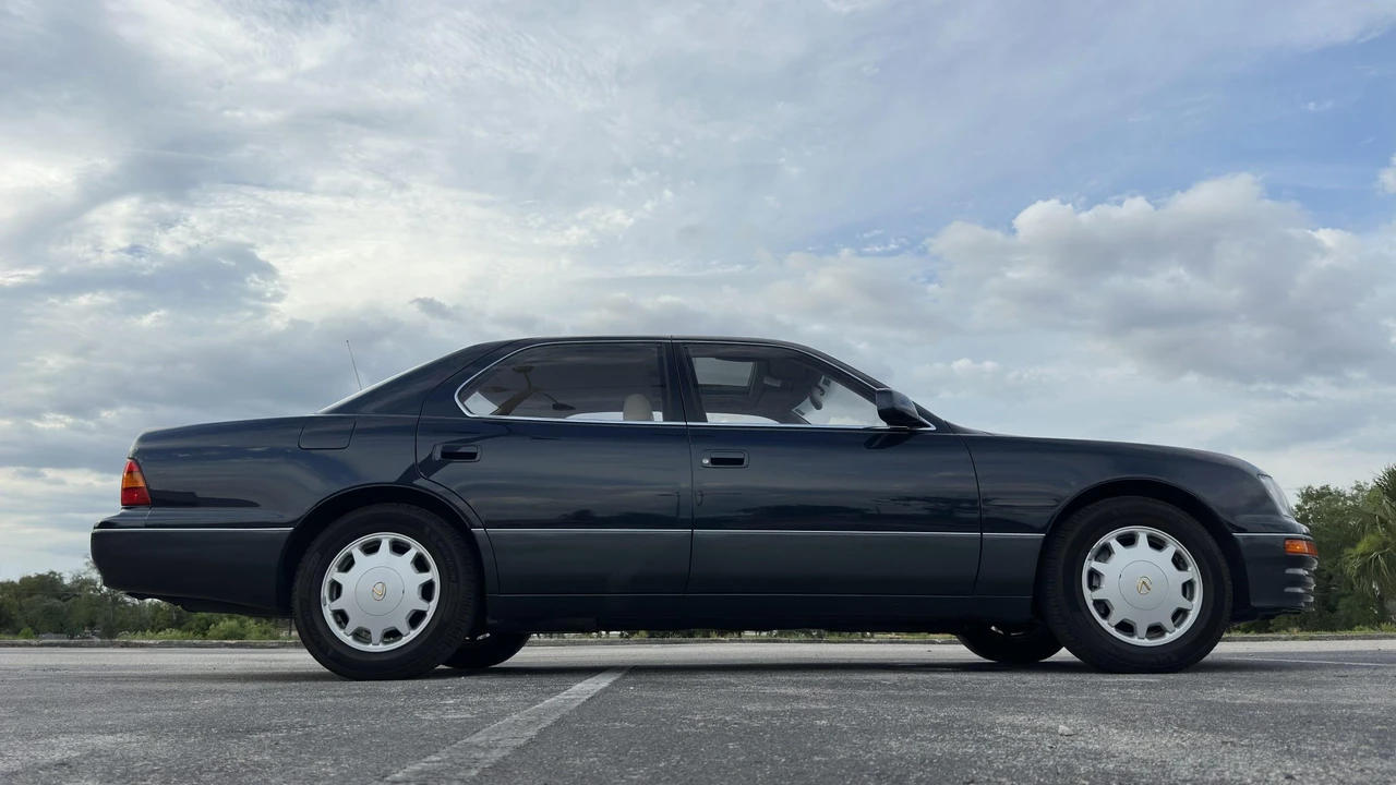 1995 Lexus LS 2nd Gen - Image 17 of 31