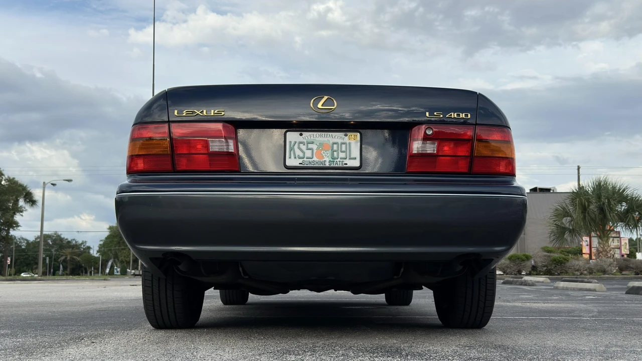 1995 Lexus LS 2nd Gen - Image 13 of 31