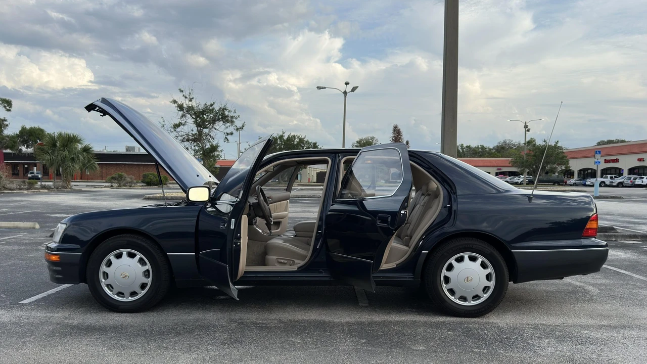 1995 Lexus LS 2nd Gen - Image 27 of 31