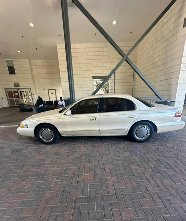 1995 Lincoln Continental 9th Gen - Image 2 of 4