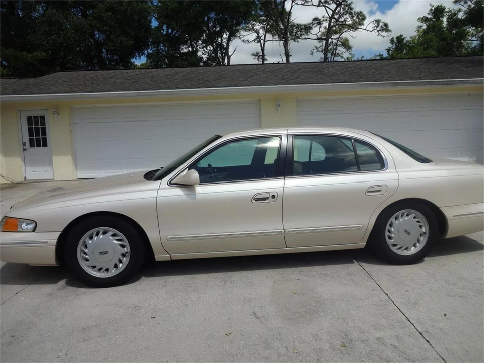 1995 Lincoln Continental 9th Gen - Image 8 of 31
