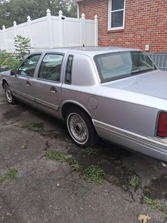 1995 Lincoln Continental 9th Gen - Image 2 of 4