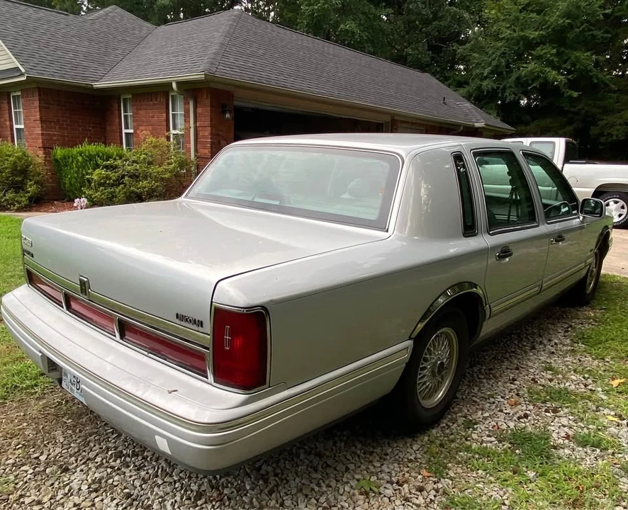 1995 Lincoln Town Car - Image 2 of 9