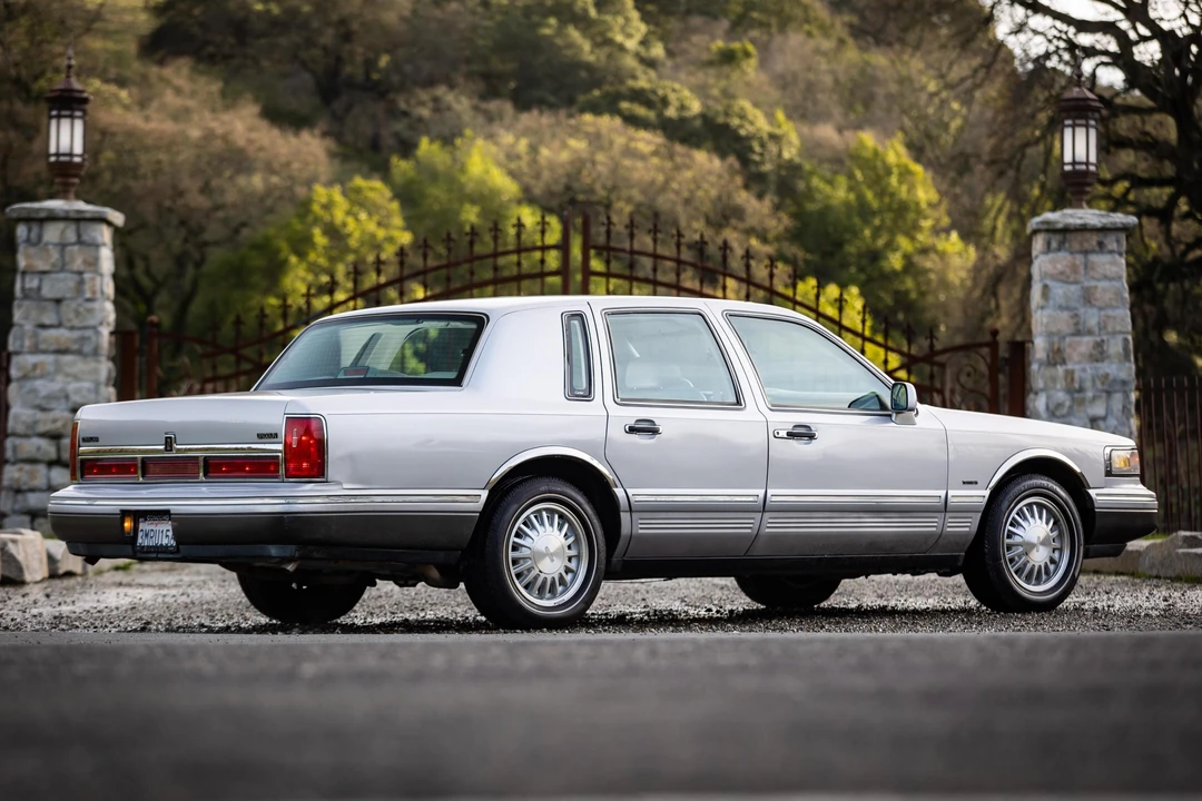 1995 Lincoln Town Car - Image 4 of 31