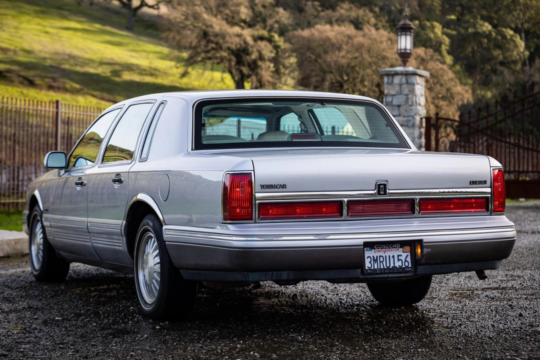 1995 Lincoln Town Car - Image 5 of 31