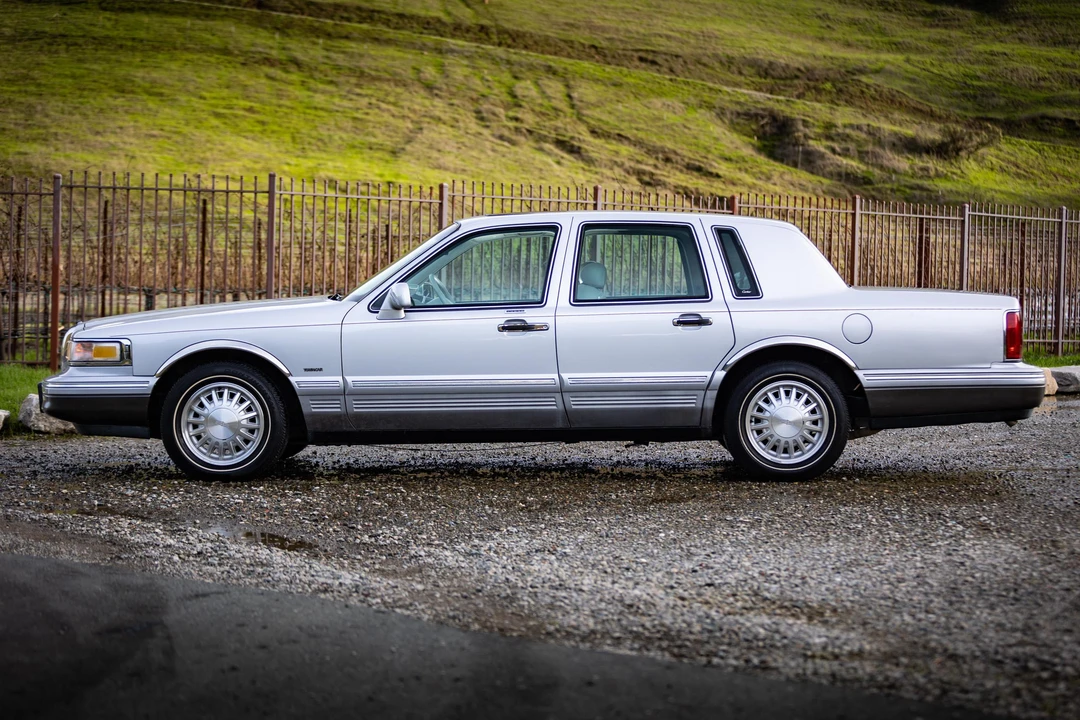 1995 Lincoln Town Car - Image 3 of 31
