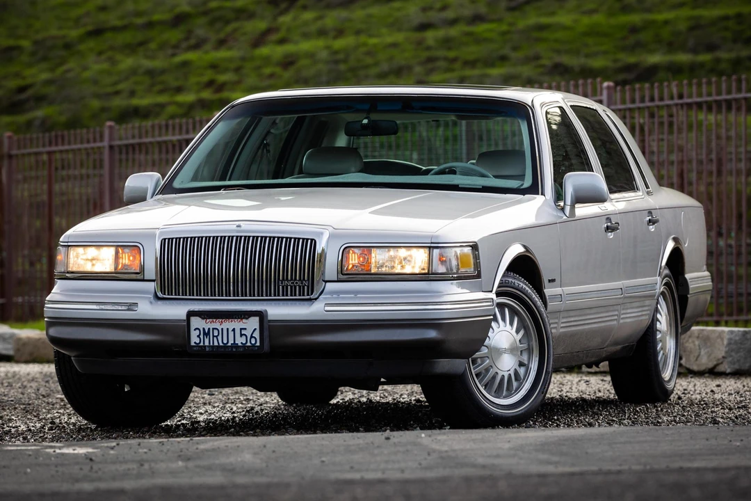 1995 Lincoln Town Car - Image 2 of 31