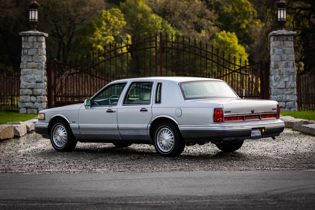 1995 Lincoln Town Car - Image 19 of 31