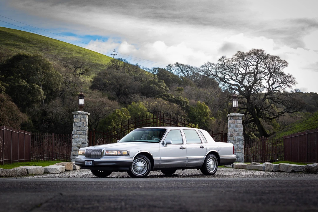 1995 Lincoln Town Car - Image 10 of 31