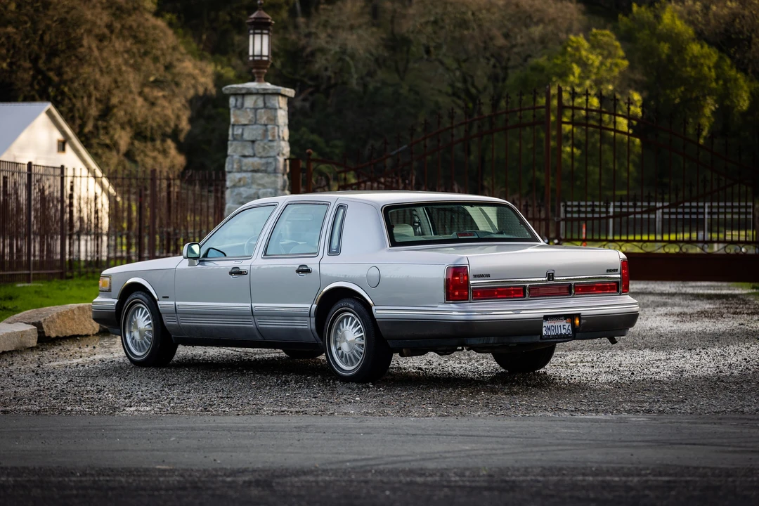 1995 Lincoln Town Car - Image 23 of 31