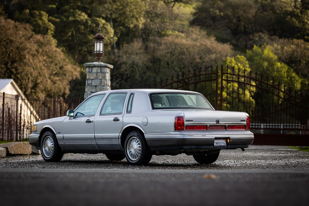 1995 Lincoln Town Car - Image 24 of 31