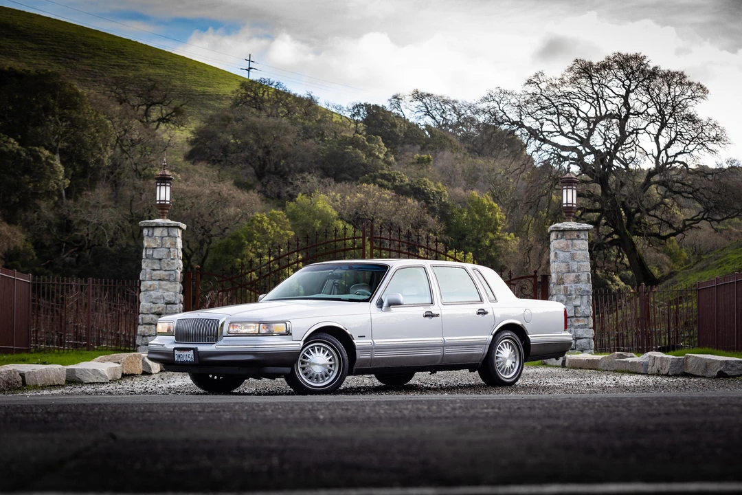 1995 Lincoln Town Car - Image 11 of 31