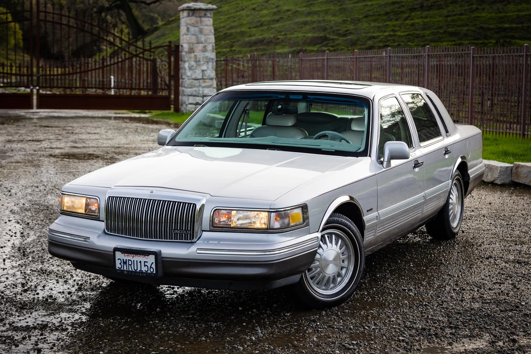1995 Lincoln Town Car - Image 8 of 31