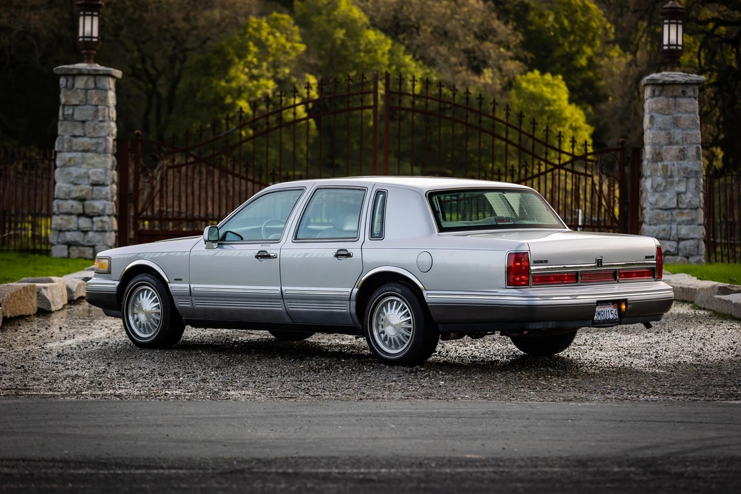 1995 Lincoln Town Car - Image 20 of 31