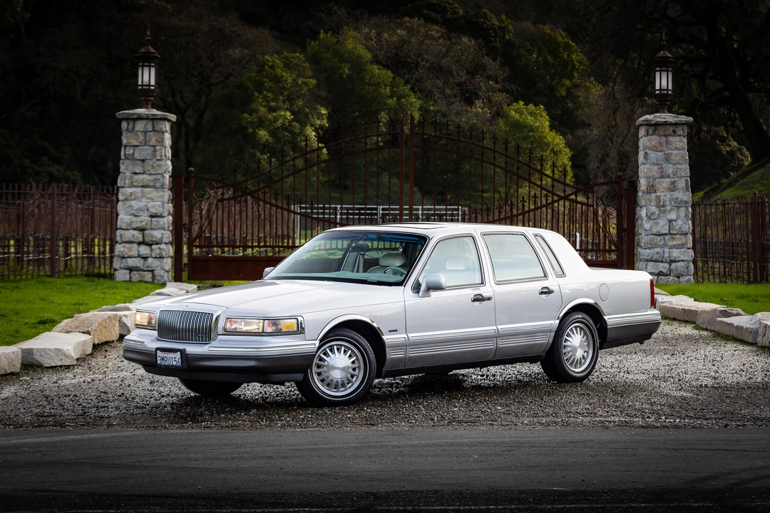 1995 Lincoln Town Car - Image 13 of 31